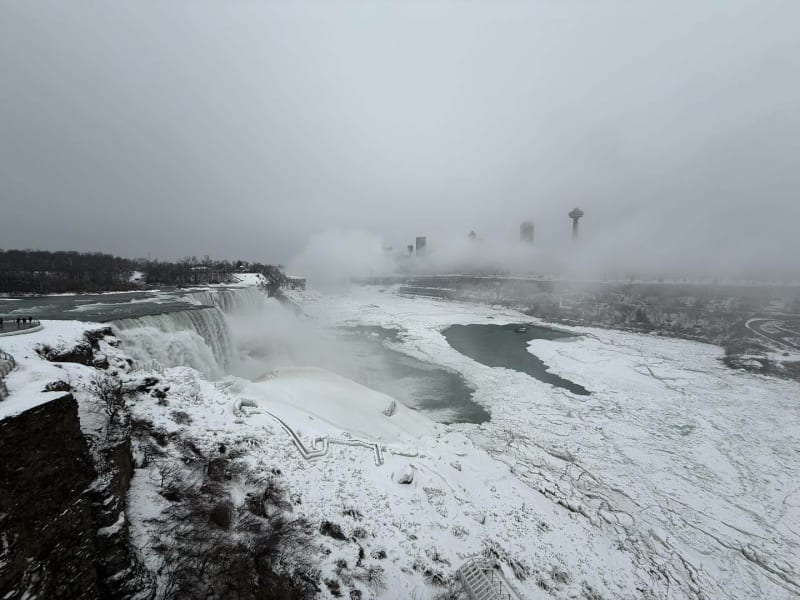 'Thác nước đang đóng băng kìa mẹ' — hơi nước bốc lên mờ cả skyline phía xa thác Niagara.