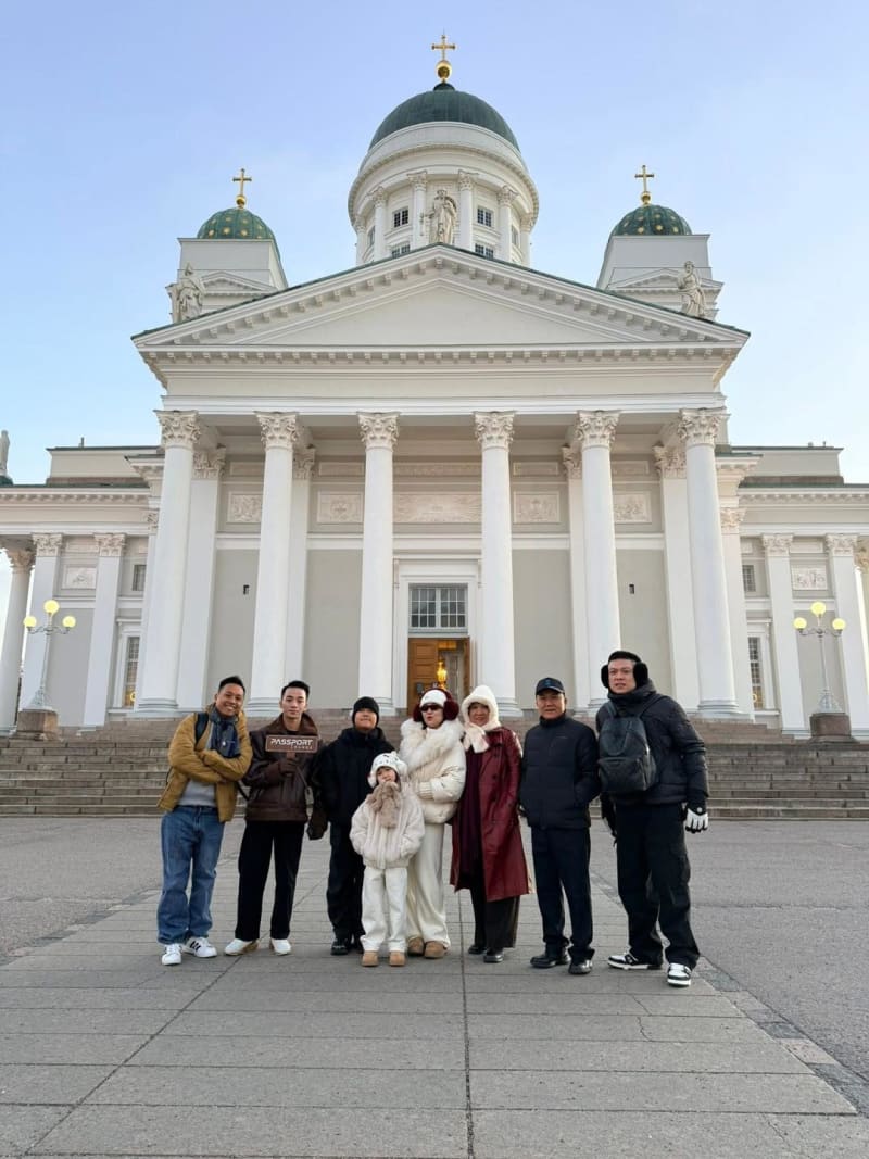 Gia đình chị T. trước nhà thờ Helsinki, Phần Lan — mùa Giáng Sinh, không chạy lịch, không đông đúc.