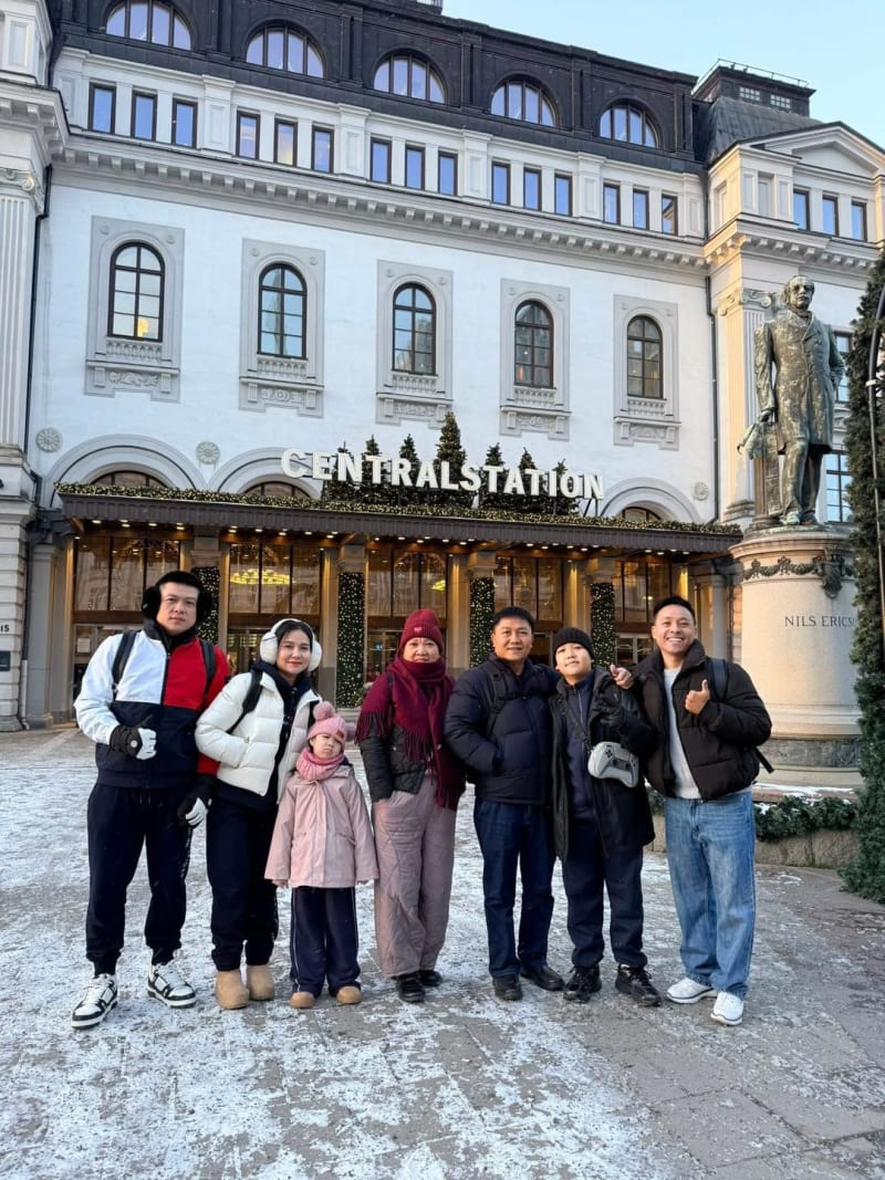 Stockholm, ga Centralstation — cả nhà tụ đủ trước giờ lên tàu.
